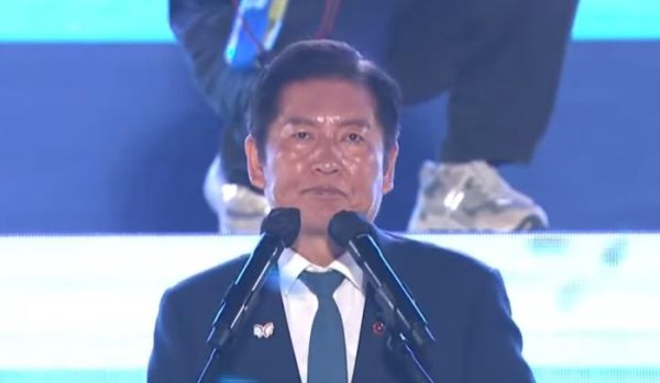 配查查配资 曾火烧美国大使官邸的“硬核”人物，当选韩国执政党党首