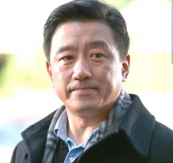 配查查配资 原来他俩是夫妻，一见钟情相爱40年，如今演《灼灼韶华》他又火了